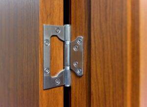 5 tareas de mantenimiento de la cerradura de la puerta que probablemente no esté haciendo