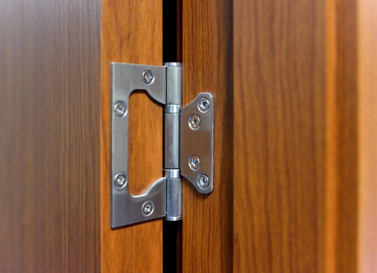5 tareas de mantenimiento de la cerradura de la puerta que probablemente no esté haciendo